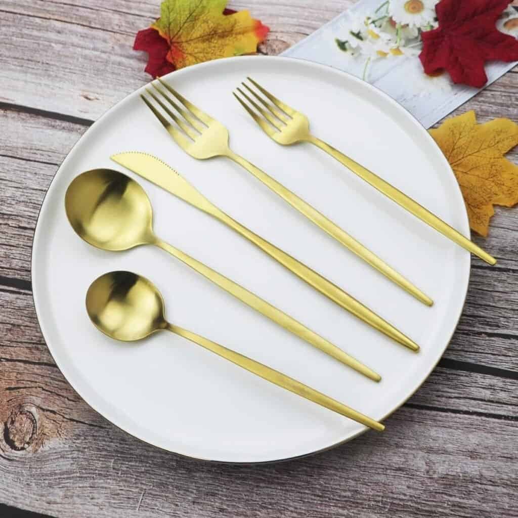 JASHII Flatware Silverware Set Stainless Steel Satin Finish Cutlery Set Service for 6, 30-Piece Spoons And Forks Kitchen Utensil Set, Dishwasher Safe (Matte Gold)